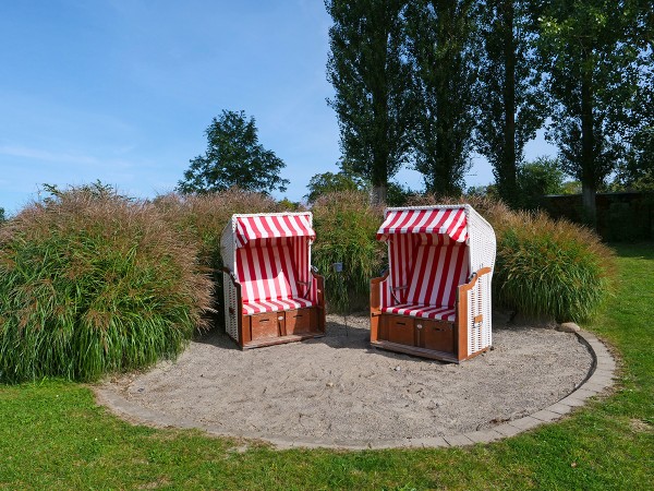 Zwei Strandkörbe auf den Gelände von "Reethaus Nixe"