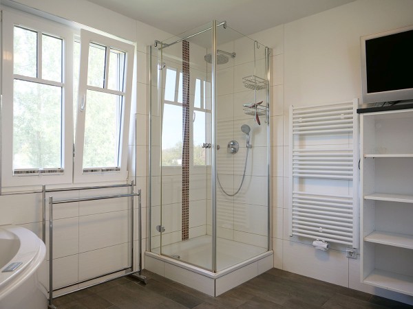 Bad mit Whirlpool, Dusche und WC im Dachgeschoss