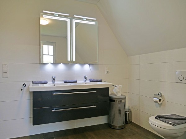 Bad mit Whirlpool, Dusche und WC im Dachgeschoss