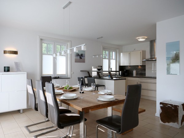 Der Essbereich und die offene Küche