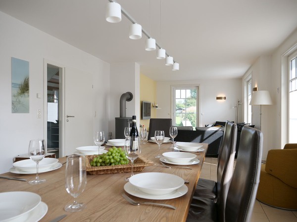 Essbereich mit Blick in den Wohnbereich im Erdgeschoss