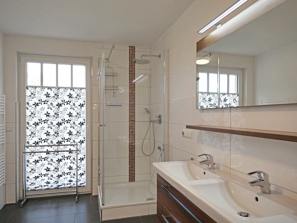 Bad mit Dusche und WC im Erdgeschoss