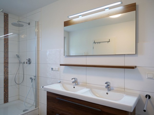 Bad mit Dusche und WC im Erdgeschoss